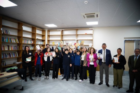 KONYAALTI BELEDİYESİ OKUL KÜTÜPHANESİNE KİTAP BAĞIŞI YAPTI