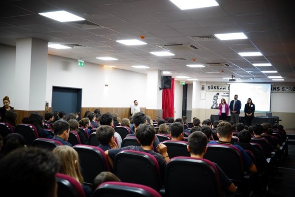 KONYAALTI BELEDİYESİ OKUL KÜTÜPHANESİNE KİTAP BAĞIŞI YAPTI