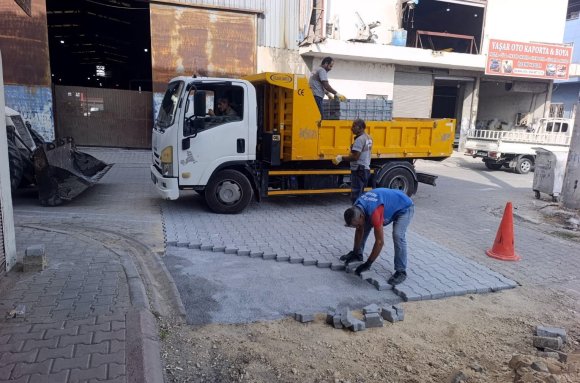 AKDENİZ’DE SOKAK YENİLEME ÇALIŞMALARI SÜRÜYOR