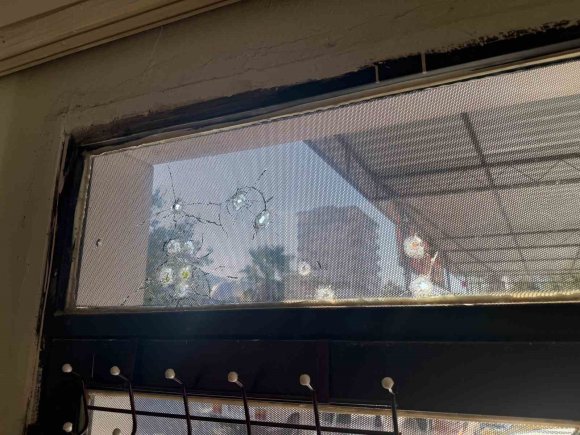 POMPALI TÜFEKLE İŞ YERİNE ATEŞ AÇTI