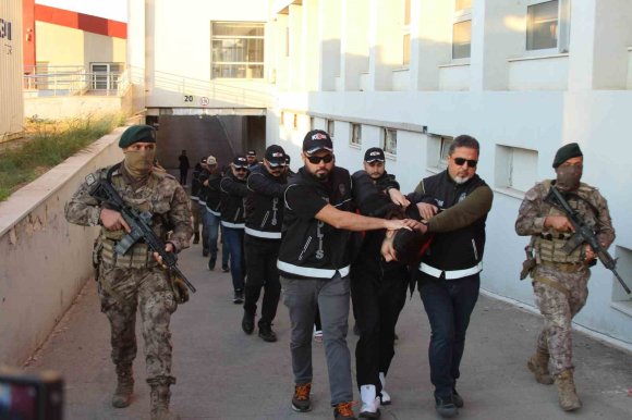 YURTDIŞINA KAÇACAKLARDI: ‘BAYĞARALAR’ ÇETESİNİN FİRARİLERİ VE ONLARA YARDIM EDEN 7 ŞÜPHELİ TUTUKLANDI