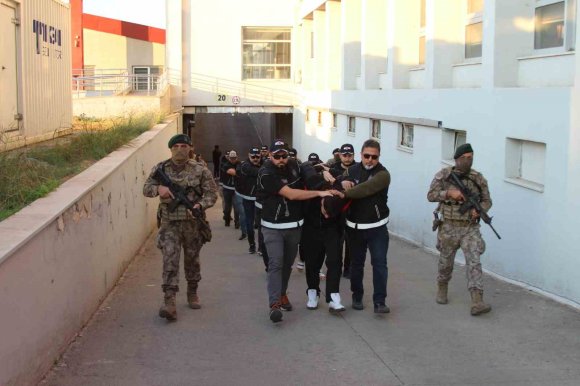 YURTDIŞINA KAÇACAKLARDI: ‘BAYĞARALAR’ ÇETESİNİN FİRARİLERİ VE ONLARA YARDIM EDEN 7 ŞÜPHELİ TUTUKLANDI