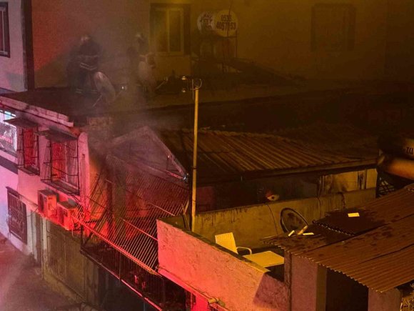 ADANA’DA MÜSTAKİL EV ALEV ALEV YANDI