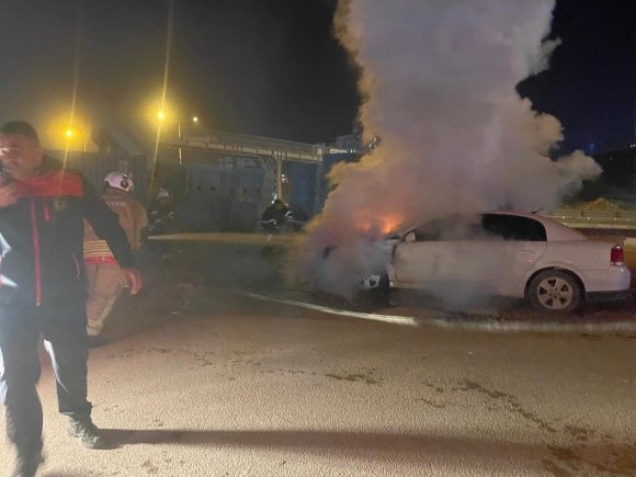 ANTAKYA’DA OTOMOBİLİN MOTOR KISMI YANDI