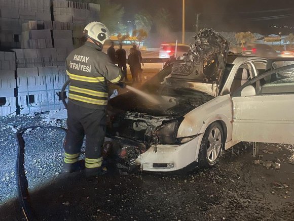 ANTAKYA’DA OTOMOBİLİN MOTOR KISMI YANDI