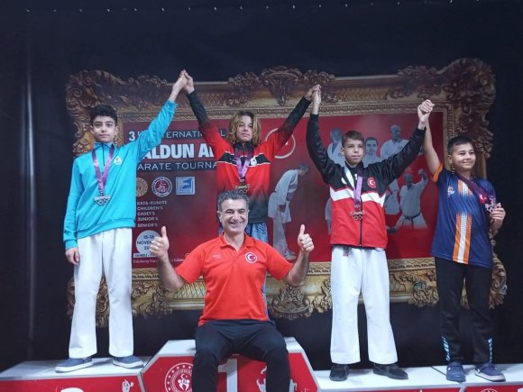 KEMER BELEDİYESİ KARATE TAKIMI’NDAN 9 MADALYA