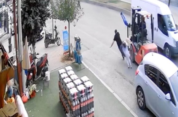 TERS ŞERİTTEN GELEN FORKLİFT BABA VE ÇOCUKLARINA ÇARPTI
