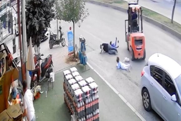 TERS ŞERİTTEN GELEN FORKLİFT BABA VE ÇOCUKLARINA ÇARPTI