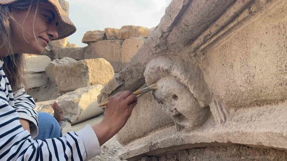 KASTABALA TİYATROSU’NDAKİ KAZILARDA YENİ MASKLAR ORTAYA ÇIKARILDI