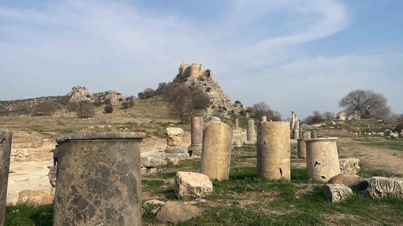 KASTABALA TİYATROSU’NDAKİ KAZILARDA YENİ MASKLAR ORTAYA ÇIKARILDI