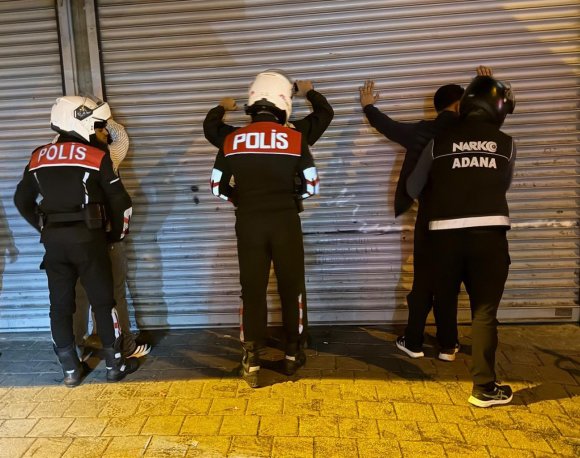 ADANA’DA ’NARKO-ALAN’ UYGULAMASI: UYUŞTURUCU İÇEN 20 ŞAHIS SUÇÜSTÜ YAKALANDI