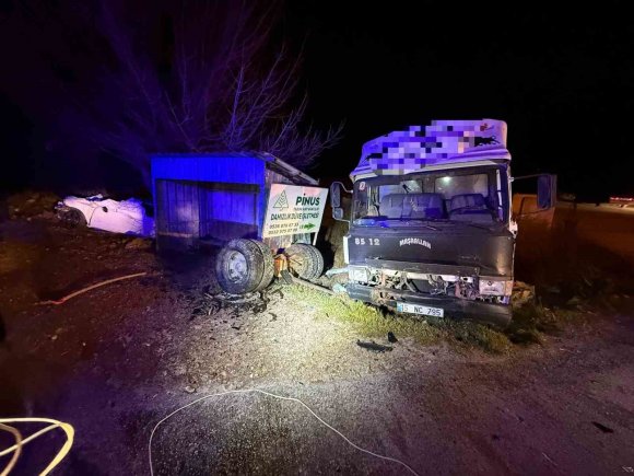 BURDUR’DA KAMYONET İLE ÇARPIŞAN OTOMOBİL HURDAYA DÖNDÜ: 1 ÖLÜ, 1 YARALI