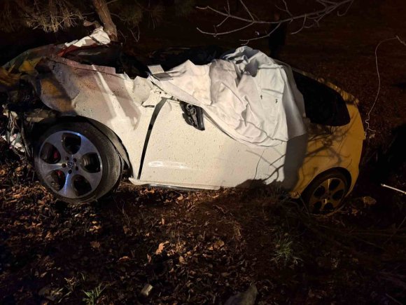 BURDUR’DA KAMYONET İLE ÇARPIŞAN OTOMOBİL HURDAYA DÖNDÜ: 1 ÖLÜ, 1 YARALI