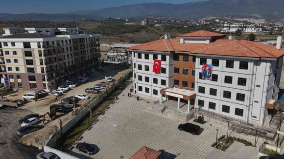 İŞ BANKASI’NDAN DEPREMİN YARALARININ SARILDIĞI HATAY’A EĞİTİM DESTEĞİ