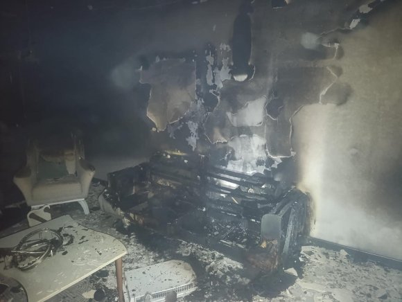 ANTAKYA’DA YANAN EV KULLANILMAZ HALE GELDİ