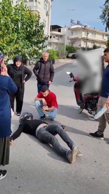 KAZADA YARALANDI, ÇARPIŞTIĞI ARACIN SÜRÜCÜSÜ VE ÇOCUĞUNUN KORKTUĞUNU GÖRÜNCE KENDİ ACISINI BİR KENARA ATTI