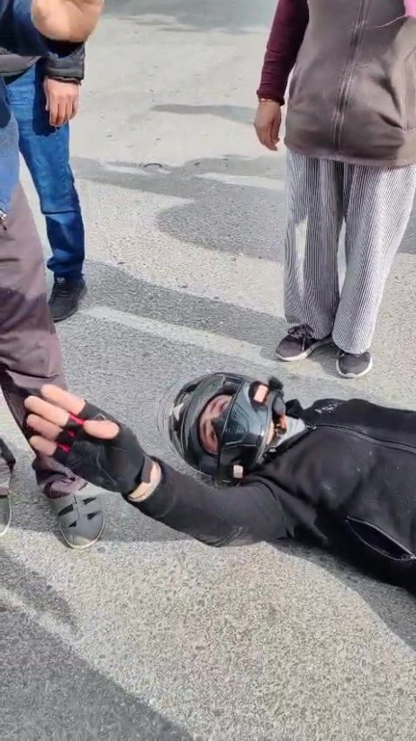 KAZADA YARALANDI, ÇARPIŞTIĞI ARACIN SÜRÜCÜSÜ VE ÇOCUĞUNUN KORKTUĞUNU GÖRÜNCE KENDİ ACISINI BİR KENARA ATTI