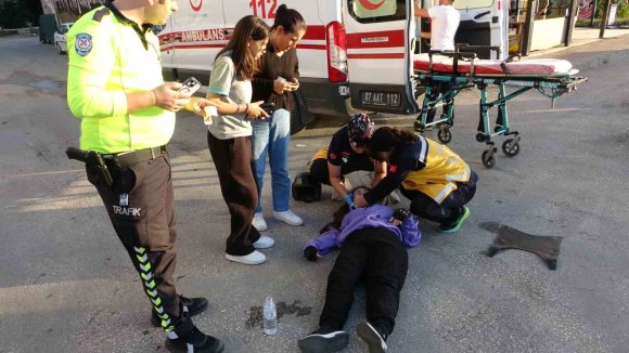 ANTALYA’DA OTOMOBİLLE ÇARPIŞAN MOTOSİKLETİN SÜRÜCÜSÜ YOLA SAVRULARAK YARALANDI