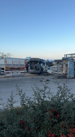 EĞİRDİR’DE İKİ TIRIN ÇARPIŞTIĞI KAZADA SÜRÜCÜLERDEN BİRİ YARALANDI