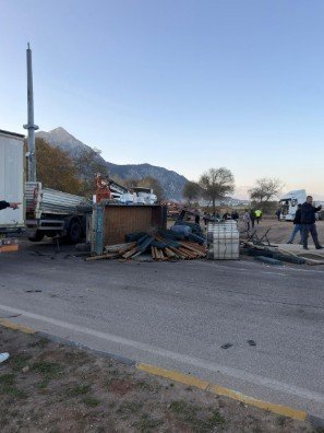 EĞİRDİR’DE İKİ TIRIN ÇARPIŞTIĞI KAZADA SÜRÜCÜLERDEN BİRİ YARALANDI