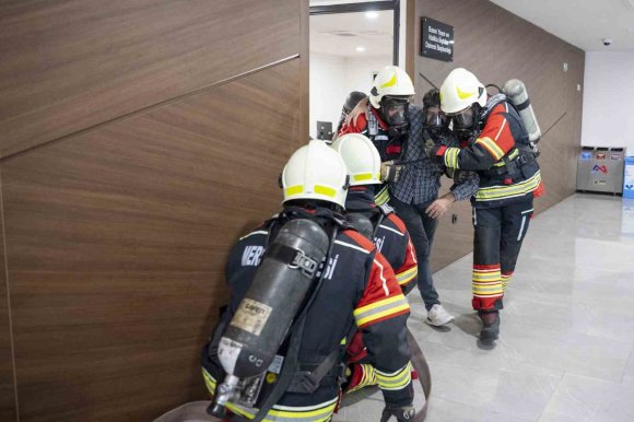 MERSİN BÜYÜKŞEHİR BELEDİYESİ BİNASINDA YANGIN TATBİKATI GERÇEKLEŞTİRİLDİ