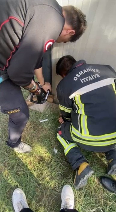 KONTEYNER İLE DUVAR ARASINA SIKIŞAN YAVRU KEDİ KURTARILDI