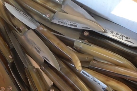 75 YAŞINDAKİ USTA, BABA MESLEĞİNİ SÜRDÜRÜYOR, EL İŞÇİLİĞİ KOÇ BOYNUZU BIÇAK ÜRETİYOR