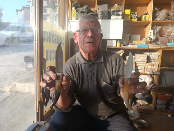 75 YAŞINDAKİ USTA, BABA MESLEĞİNİ SÜRDÜRÜYOR, EL İŞÇİLİĞİ KOÇ BOYNUZU BIÇAK ÜRETİYOR