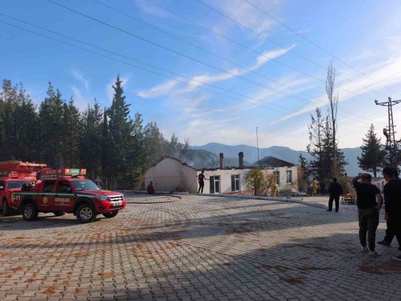 ANTALYA’DA ORMANLIK ALANDA ÇIKAN YANGINDA ESKİ OKULUN ÇATISI YANDI