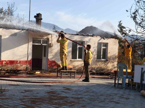 ANTALYA’DA ORMANLIK ALANDA ÇIKAN YANGINDA ESKİ OKULUN ÇATISI YANDI