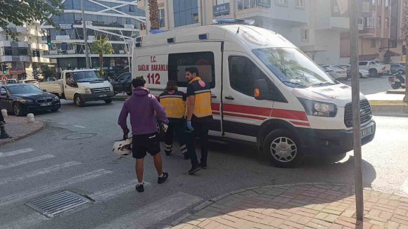 OTOMOBİLİN SAĞINDAN GEÇMEK İSTERKEN AYNI YÖNE DÖNMEK İSTEYEN OTOMOBİLE ÇARPTI