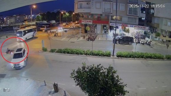 ARACIYLA ‘U’ DÖNÜŞÜ YAPAN SÜRÜCÜNÜN KARARSIZLIĞI MOTOSİKLET SÜRÜCÜSÜNÜ HASTANELİK ETTİ