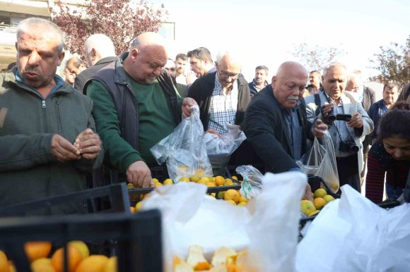 MANDALİNANIN FİYATI 2 TL’YE DÜŞÜNCE TONLARCA ÜRÜNÜ VATANDAŞLARA ÜCRETSİZ DAĞITTILAR