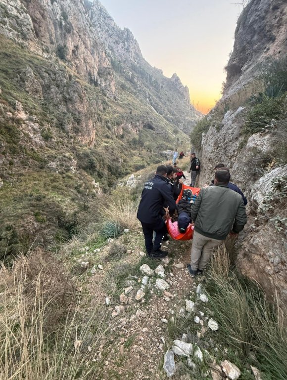 YÜRÜYÜŞ ESNASINDA KAYALIKLARDAN DÜŞEN ŞAHIS YARALANDI