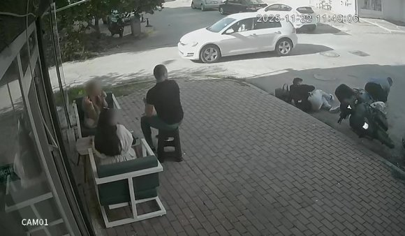 KASKSIZ YOLCU KAFASINI KALDIRIMA ÇARPMAKTAN KIL PAYI KURTULDU