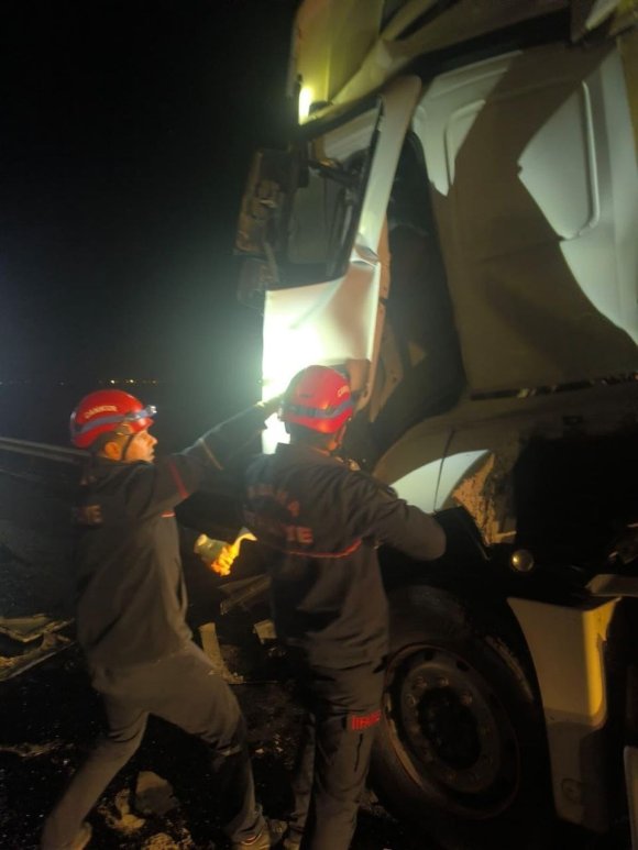 ADANA’DA TIR, OTOBÜSE ARKADAN ÇARPTI: 14 YARALI