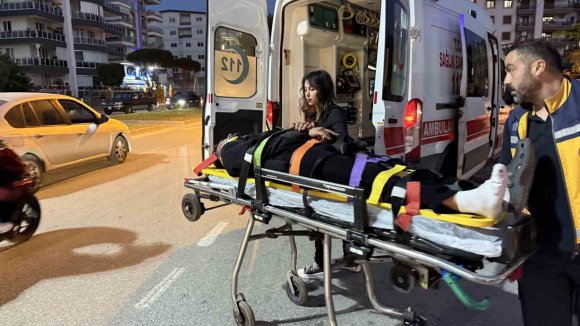 GAZİPAŞA’DA OTOMOBİL İLE MOTOSİKLET ÇARPIŞTI: 1 YARALI