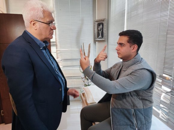 DOKTORLARIN 17 YIL ÖNCE "AMELİYAT OLMAZSA ÖLÜR" DEDİĞİ ÇOCUK DOĞRU TEŞHİSLE HAYATA TUTUNDU