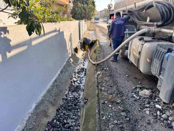 HATAY’DA 66 KİLOMETRELİK YAĞMUR SUYU VE IZGARA TEMİZLİĞİNDEN TOPLAMDA 53 KAMYON KATI ATIK ÇIKTI