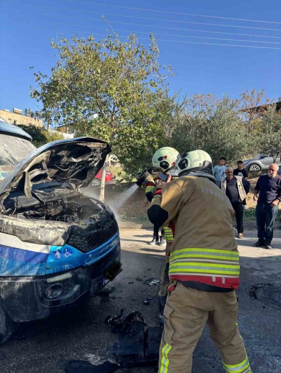 İSKENDERUN’DA MİNİBÜS YANGINI