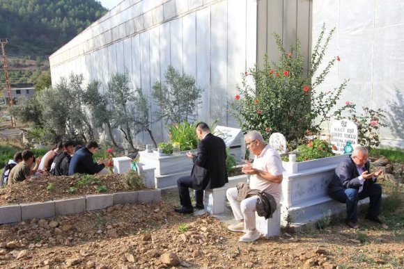 BOZYAZI’DA VEFAT EDEN ÖĞRETMEN KABRİ BAŞINDA ANILDI