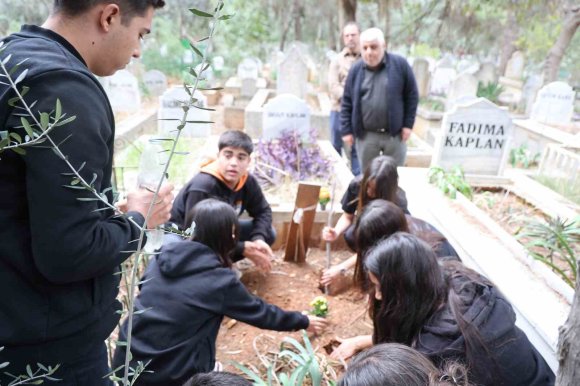 ÖĞRENCİLERİ, ÖĞRETMENLER GÜNÜNDE VEFAT EDEN ÖĞRETMENLERİNİ UNUTMADI