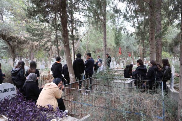 ÖĞRENCİLERİ, ÖĞRETMENLER GÜNÜNDE VEFAT EDEN ÖĞRETMENLERİNİ UNUTMADI