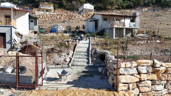 TARSUS’TA ENGELLİ BİREYİN GÜVENLİĞİ İÇİN PARKE ÇALIŞMASI YAPILDI