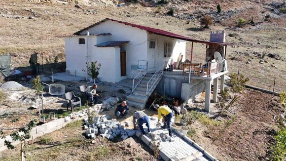 TARSUS’TA ENGELLİ BİREYİN GÜVENLİĞİ İÇİN PARKE ÇALIŞMASI YAPILDI