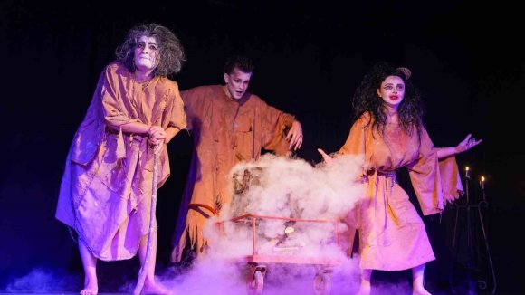 TARSUSLU GENÇ OYUNCULAR MODERN MACBETH UYARLAMASIYLA SAHNE ALDI