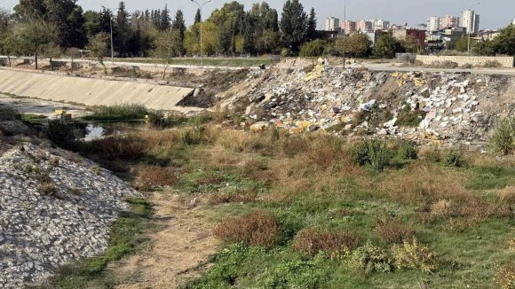 ADANA’DA KURUYAN DERE MOLOZ DÖKÜM SAHASINA DÖNDÜ