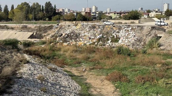 ADANA’DA KURUYAN DERE MOLOZ DÖKÜM SAHASINA DÖNDÜ