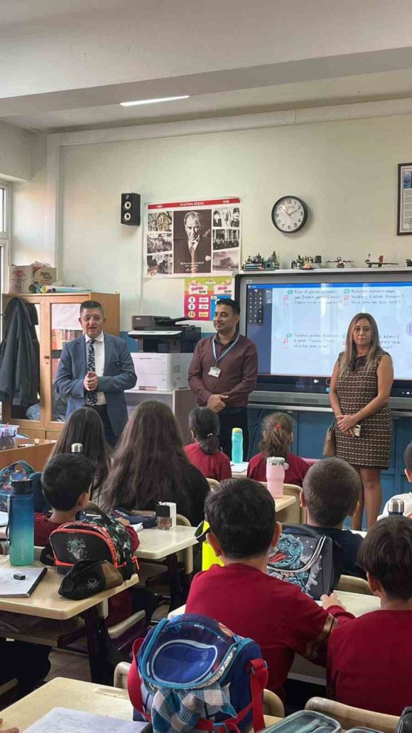TAKDİR TOPLAYAN DAVRANIŞ: HEDİYE KABUL ETMEYEN ÖĞRETMENLERİNİN ADINA TEKERLEKLİ SANDALYE DESTEĞİNDE BULUNDULAR