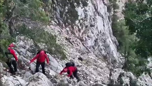 YÜRÜYÜŞ SIRASINDA KAYBOLAN 2 GENÇ, 15 SAAT SONRA JAK TİMLERİ TARAFINDAN BULUNDU